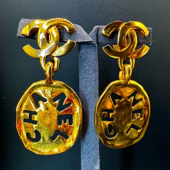 ❗️FINAL PRICE❗️LOT 1151 24K gold plated CHANEL vintage dangle clip on - Picture 1 of 10
